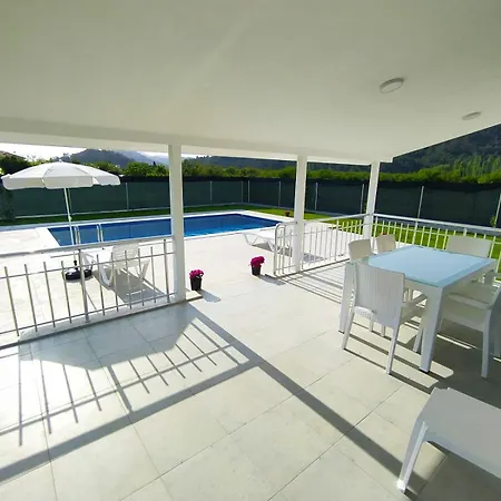 Atapark Havuzlu Tam Muestakil Korunakli Hotel 3*